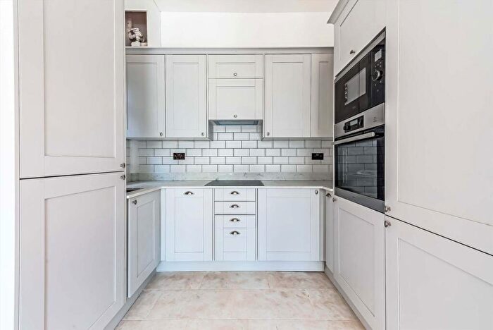 1 Bedroom Flat For Sale In Colney Hatch Lane, London, N10