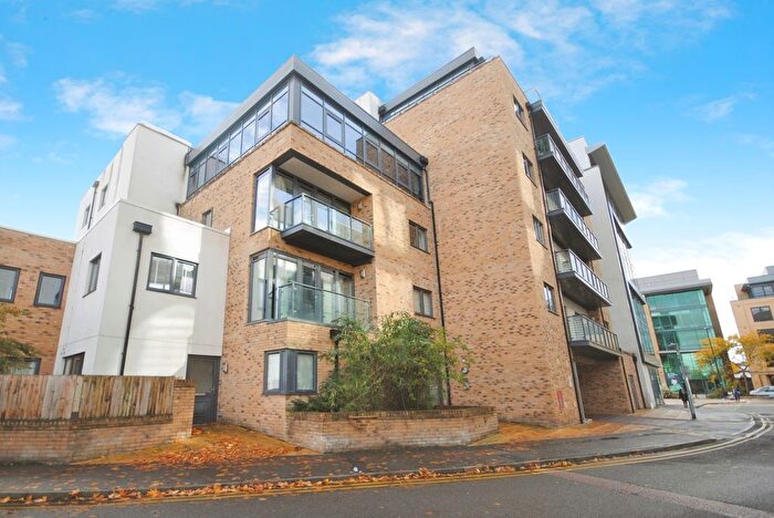 2 Bedroom Flat For Sale In Gartlet Road, Watford, WD17