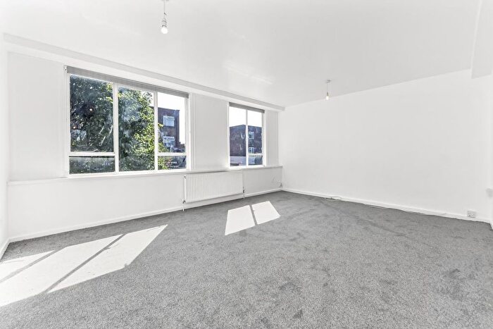 3 Bedroom Flat To Rent In North Street, Hornchurch, RM11