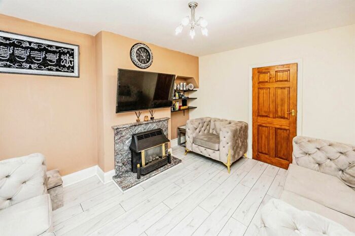 2 Bedroom Semi-Detached House For Sale In Gleanings Avenue, Halifax, HX2