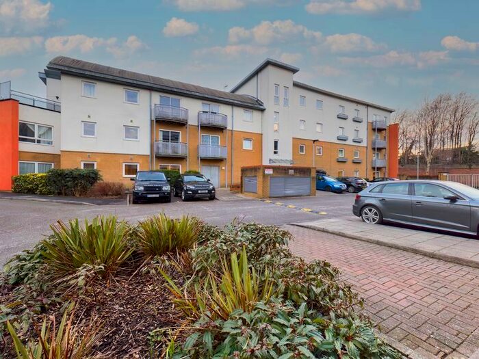 2 Bedroom Flat To Rent In Trafalgar Gardens, Crawley, RH10