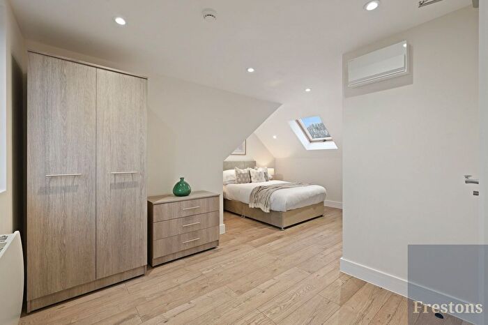 1 Bedroom Studio To Rent In Oakmere Avenue, Potters Bar, Hertfordshire, EN6