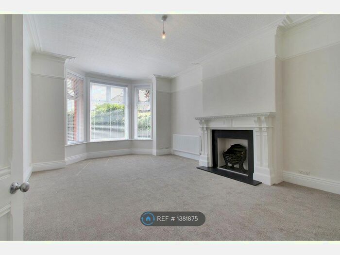 2 Bedroom Flat To Rent In The Drive, Sevenoaks, TN13