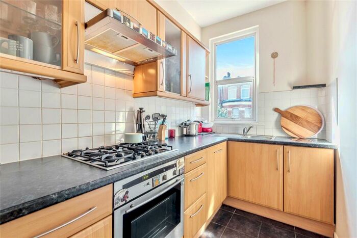 2 Bedroom Flat To Rent In Hampden Road, Harringay, London, N8