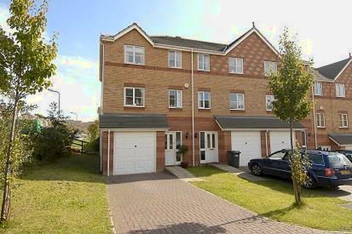 4 Bedroom Town House To Rent In High Wycombe, Buckinghamshire, HP13