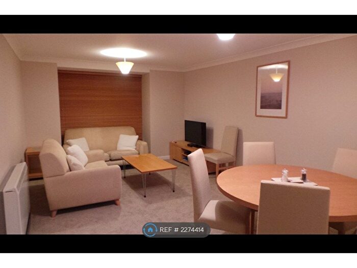 2 Bedroom Flat To Rent In Ascot House, Egham, TW20