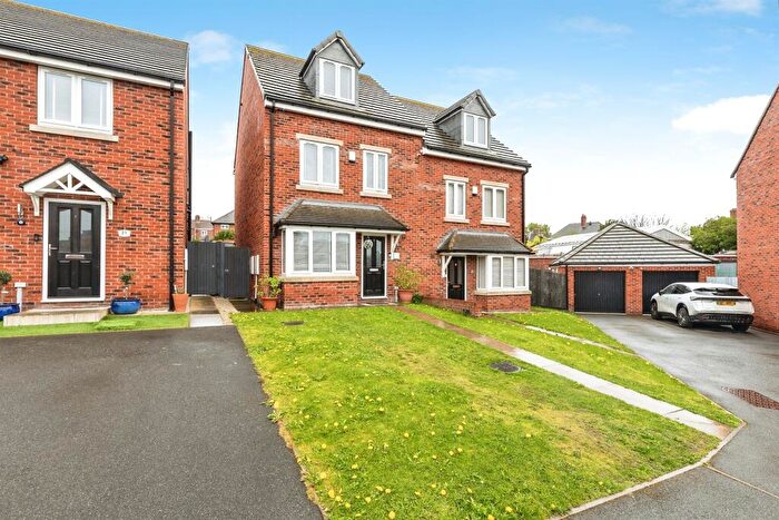 4 Bedroom Semi Detached House For Sale In Kings Court, Wombwell, Barnsley, S73