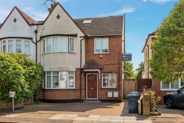 Flat To Rent In Hervey Close, Finchley Central, N3