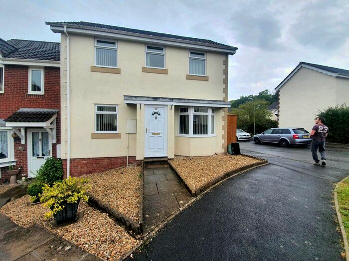 3 Bedroom Property To Rent In Kings Coombe Drive, Kingsteignton, Newton Abbot, TQ12