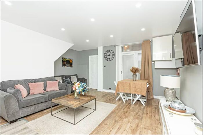 2 Bedroom Flat To Rent In Warwick Road, London, SW5