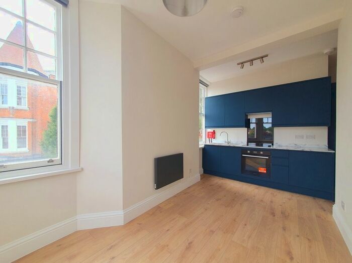 Studio To Rent In Station Road, London, N21