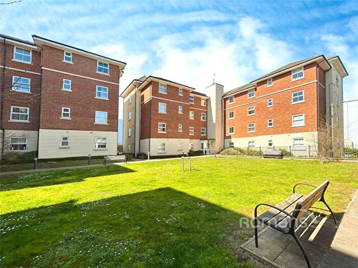 2 Bedroom Flat For Sale In Sopwith Drive, Farnborough, Hampshire, GU14
