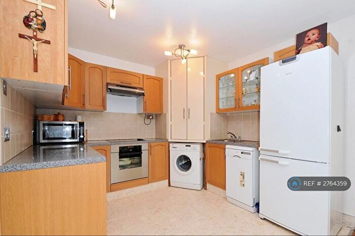 2 Bedroom Flat To Rent In Woodside Park Road, London, N12