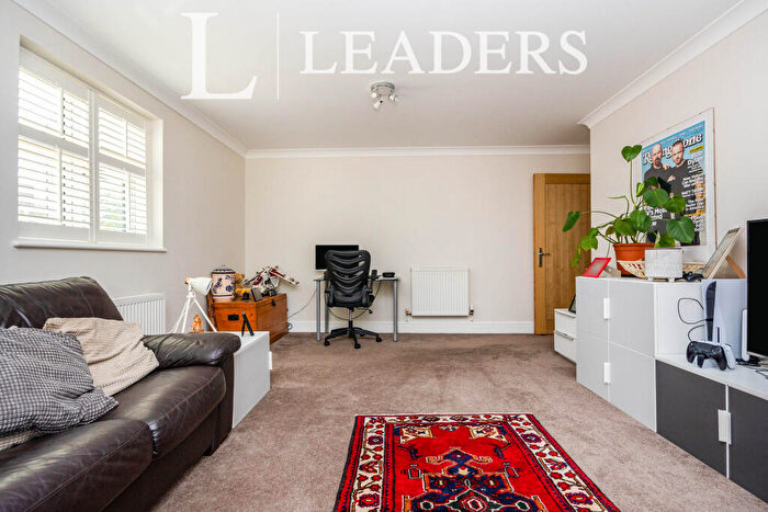 2 Bedroom Flat To Rent In Cross Lanes, GU1