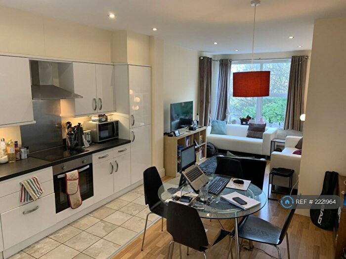 2 Bedroom Flat To Rent In Balbec Avenue, Leeds, LS6