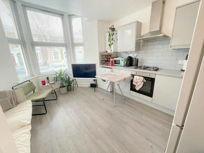 2 Bedroom Flat To Rent In Powerscroft Road, London, E5
