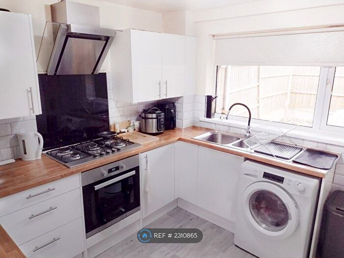 4 Bedroom Semi-Detached House To Rent In Willow Hill Close, Bulwell, Nottingham, NG6