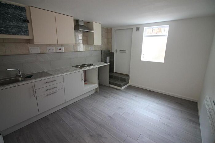 1 Bedroom Flat To Rent In Cross Flatts Terrace, Beeston, Leeds, LS11