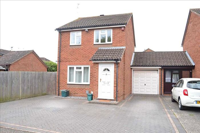 3 Bedroom Link Detached House To Rent In Raphael Drive, Chelmsford, CM1