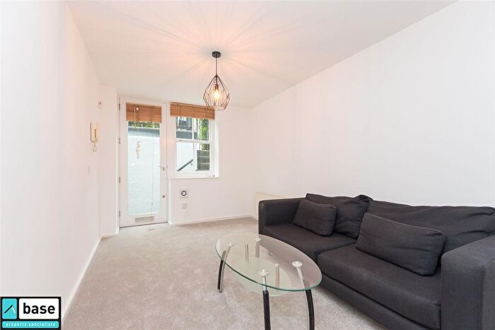 1 Bedroom Flat To Rent In Schoolhouse Yard, Bloomfield Road, Woolwich, SE18