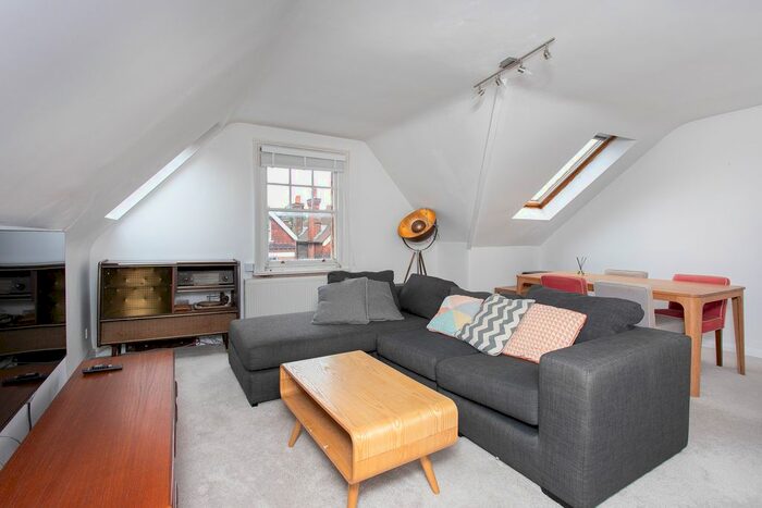 2 Bedroom Flat To Rent In Pinfold Road, London, SW16