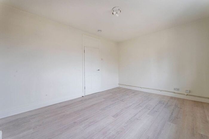 2 Bedroom Flat To Rent In Wandsworth Road, Nine Elms, London, SW8