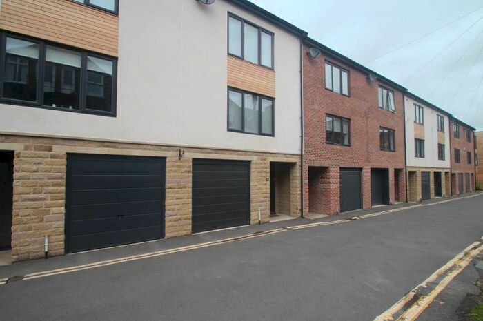 4 Bedroom Town House To Rent In Back Dragon Parade, Harrogate, HG1