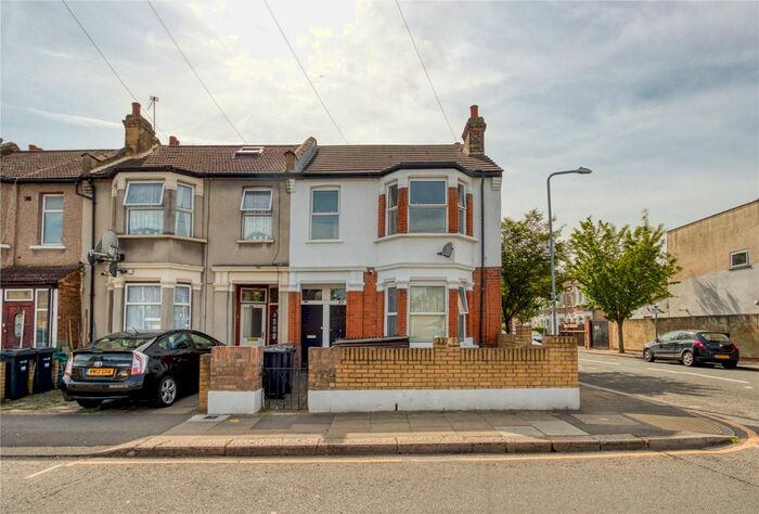 2 Bedroom Flat To Rent In New Road, Seven Kings, Ilford, IG3