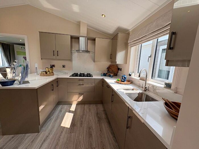 2 Bedroom Park Home For Sale In Brickhill Farm Park Homes, Half Moon Lane, Pepeprstock, Luton, Bedfordshire, LU1