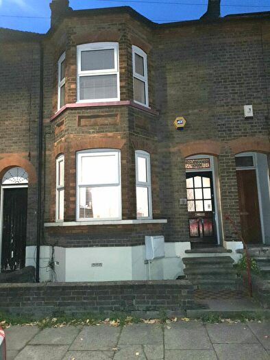 4 Bedroom House To Rent In Windmill Road, LU1