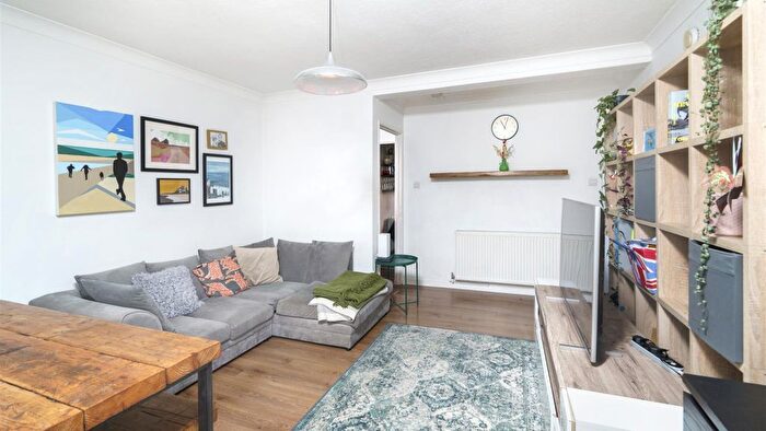 2 Bedroom Flat For Sale In The Drive, London Dq, E17