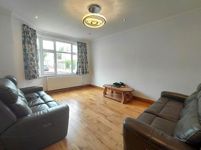 5 Bedroom Semi-Detached House To Rent In Neeld Crescent, Hendon, London, NW4