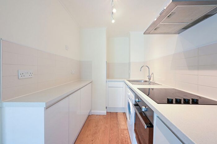 1 Bedroom Flat To Rent In Lovelace Gardens, Surbiton, KT6