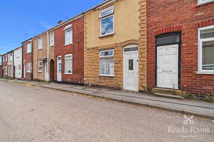 2 Bedroom Terraced House For Sale In Park Street, Chesterfield, Derbyshire, S40