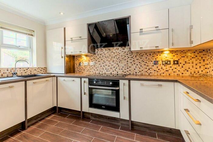 2 Bedroom Flat To Rent In Osier Crescent, N10