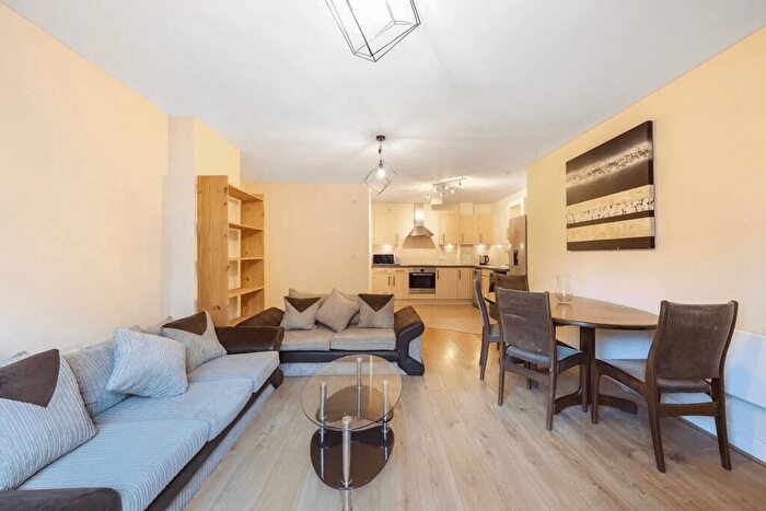 3 Bedroom Flat To Rent In Oakwood Close, London, SE13