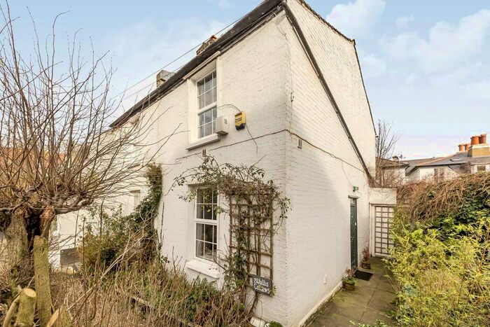 3 Bedroom Property To Rent In Wallis's Cottages, London, SW2