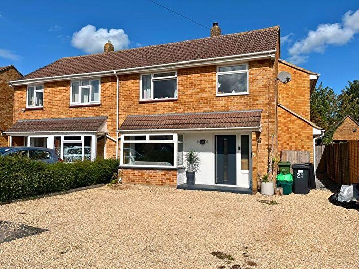4 Bedroom Semi-Detached House For Sale In Oak Tree Road, Thatcham, RG19