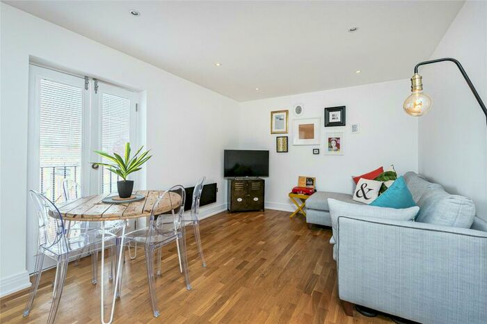 1 Bedroom Flat To Rent In Queens Road, Weybridge, Surrey, KT13