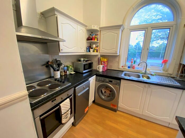 2 Bedroom Flat To Rent In Henley Road, Caversham, Reading, RG4