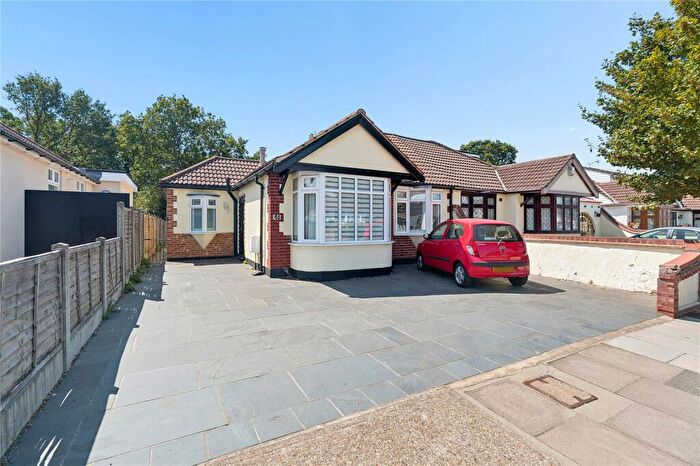 3 Bedroom Bungalow For Sale In Woodhall Crescent, Hornchurch, RM11