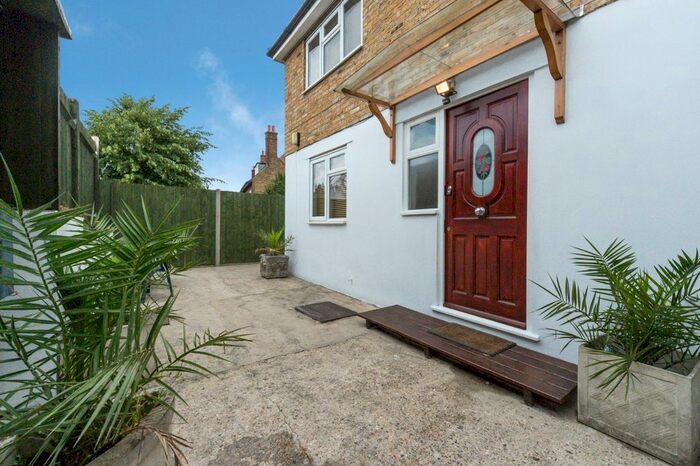 2 Bedroom Cottage To Rent In Becmead Avenue, London, Streatham, London, SW16