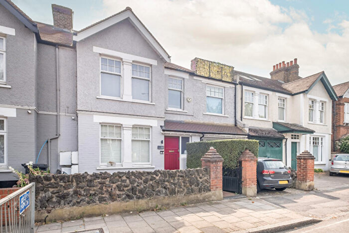 3 Bedroom Flat For Sale In Lower Richmond Road, London, SW14