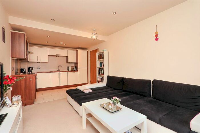 1 Bedroom Flat To Rent In Field View, Chatsworth Road, Chesterfield, S40