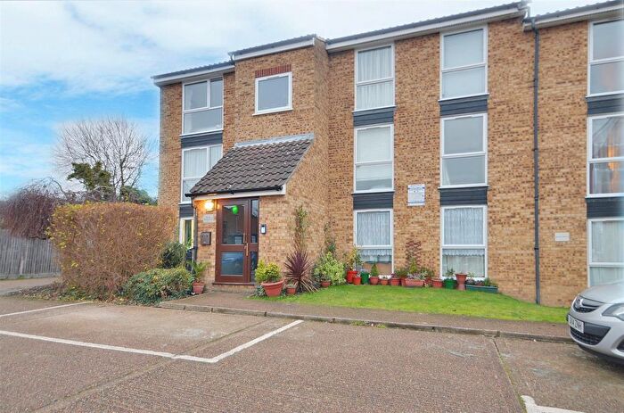1 Bedroom Flat For Sale In Aylsham Drive, Ickenham, UB10