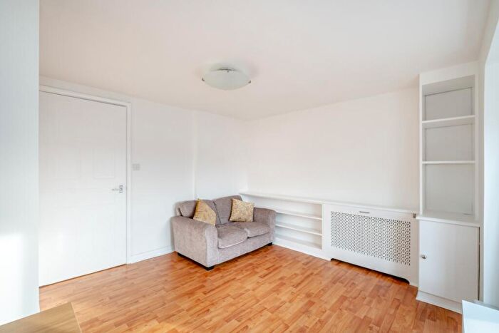 1 Bedroom Apartment To Rent In Warlingham House, Surrey Quays, SE16