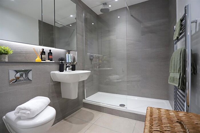3 Bedroom Flat To Rent In Lockside Lane, Salford, M5