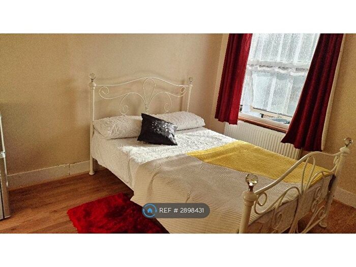Studio To Rent In Cobden Road, London, SE25