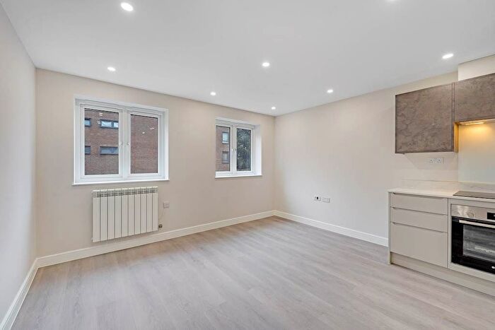 2 Bedroom Flat To Rent In High Road, London, N12
