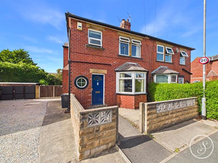 3 Bedroom Semi-Detached House For Sale In The Crescent, Halton, Leeds, LS15